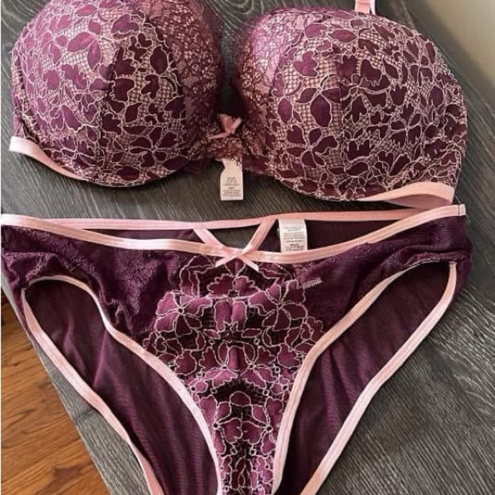 Elegant Lace Women's Intimate Set - in the color burgundy